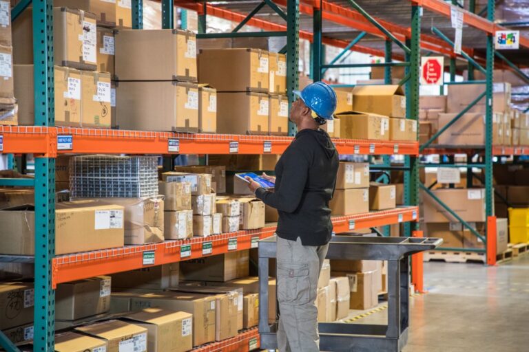 The Role of Technology in Modern Warehousing: Exploring the Benefits of a Warehouse Execution System